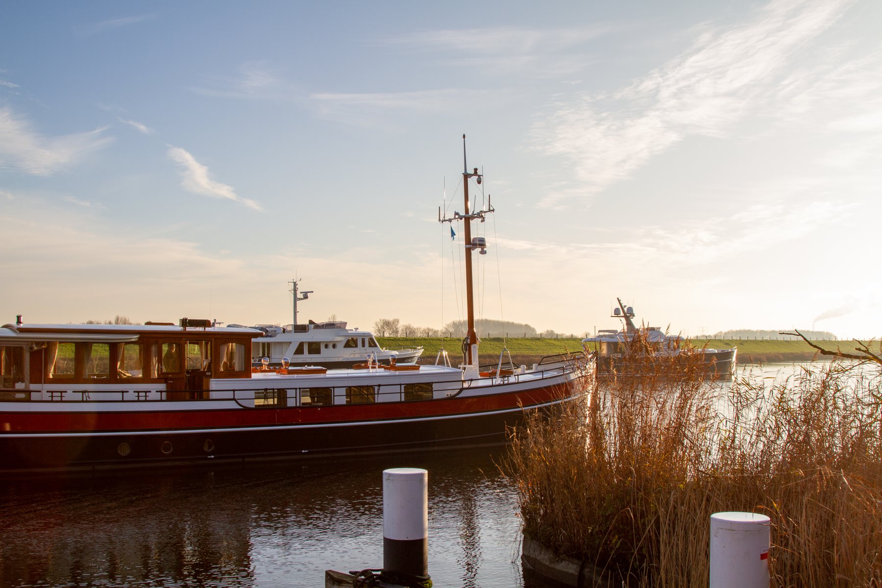 Wonen aan boord zonder trappen: De Alm bouwt een Wide Beam Narrow Boat van 19,99 meter