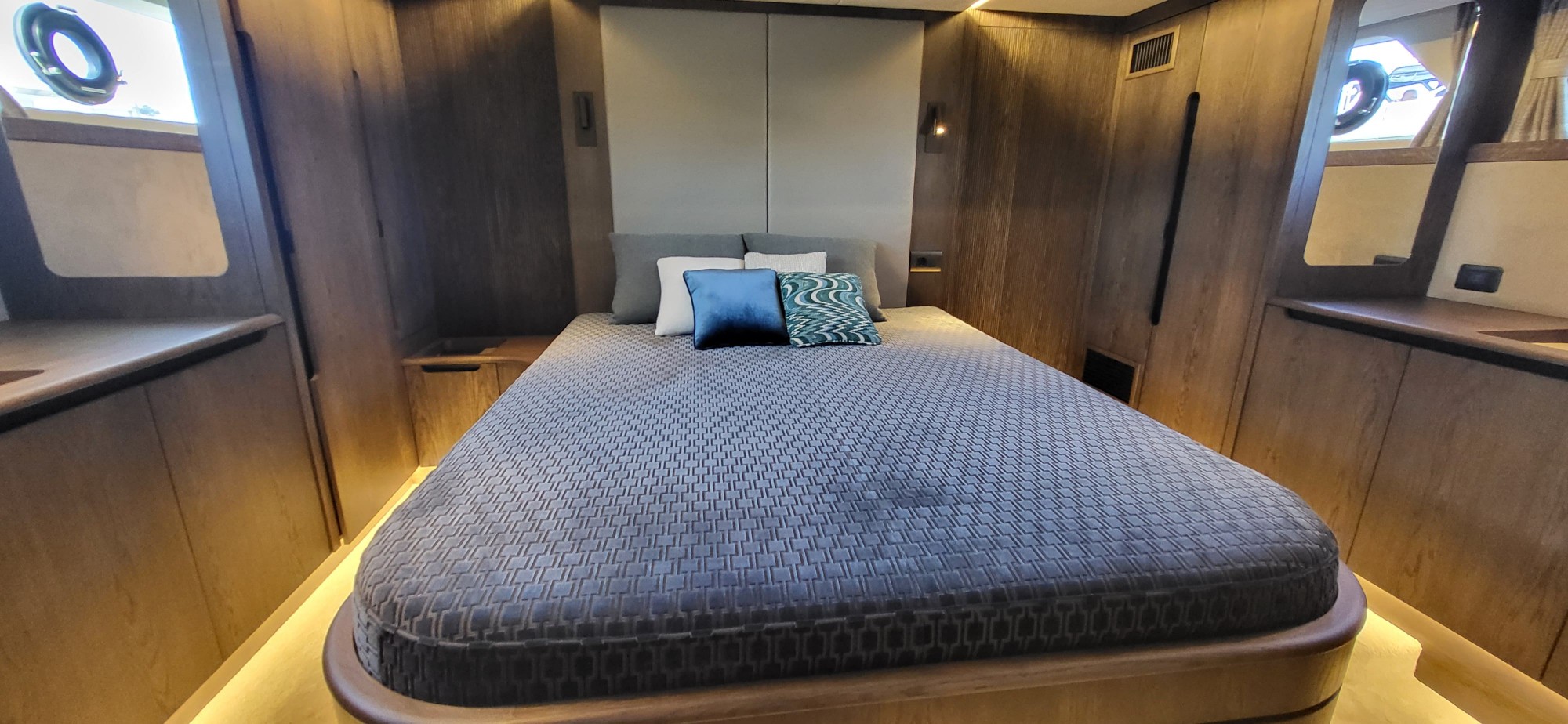 Masterhut van de Steeler Enigma 50 met loopruimte rondom het bed en veel kastruimte
