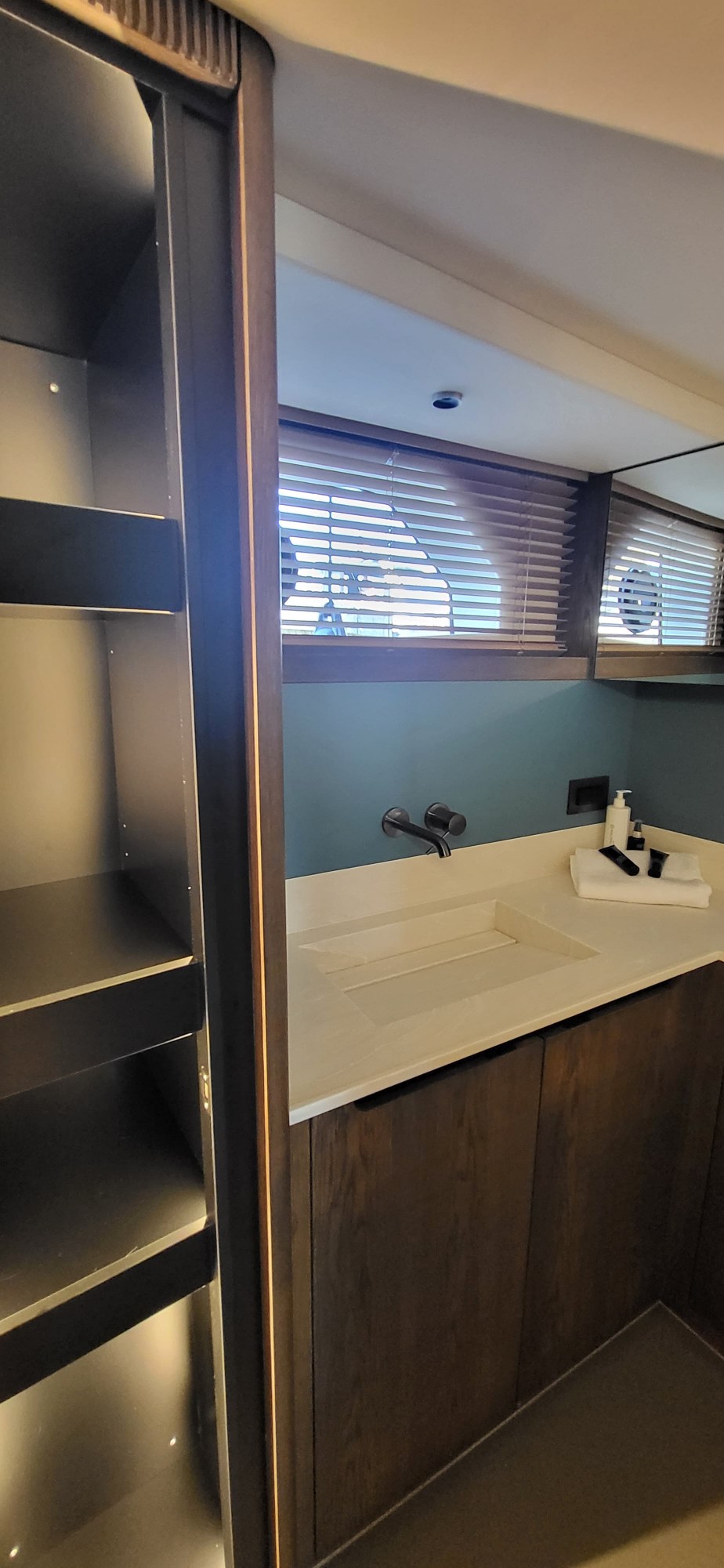 Eigen badkamer met wastafel in de Steeler Enigma 50