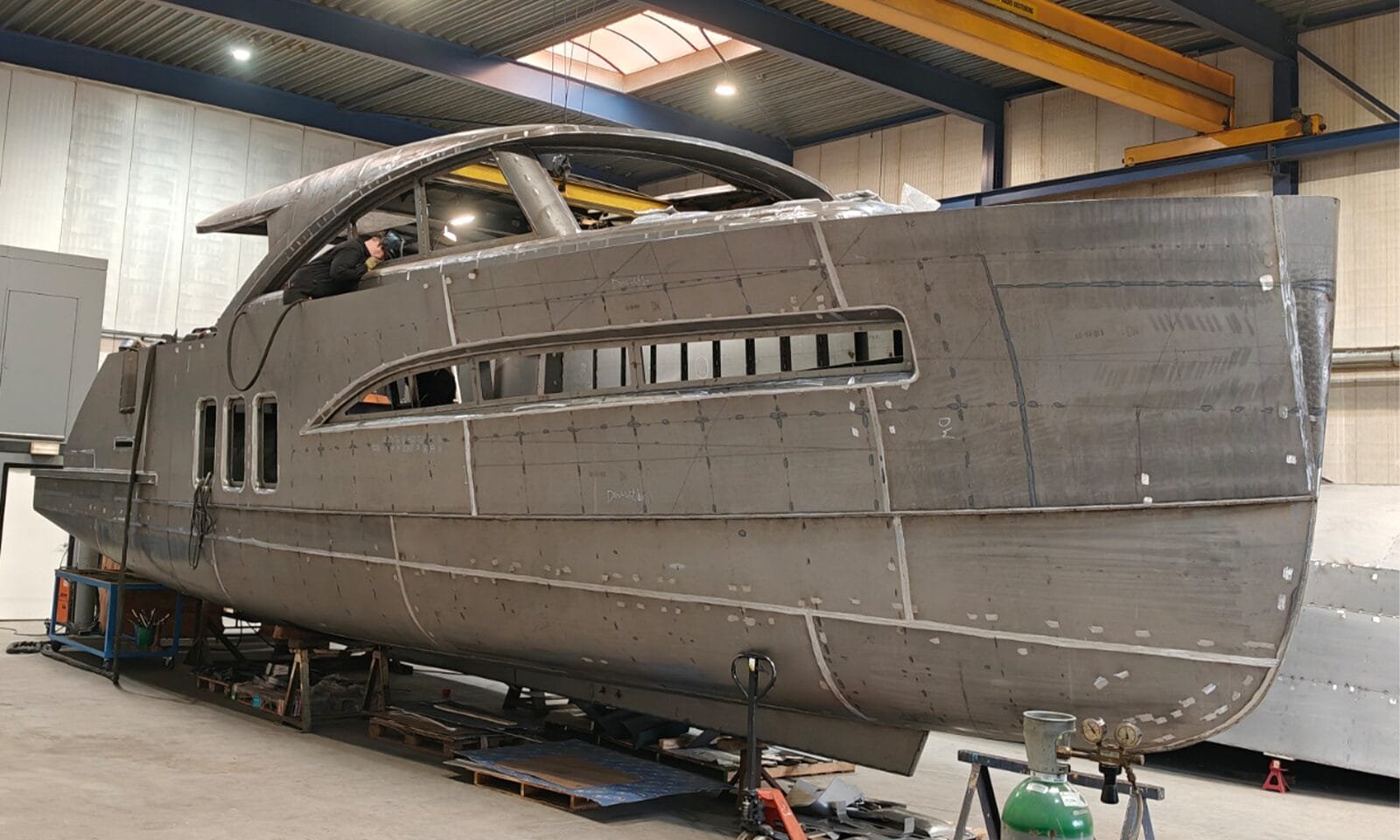Stalen casco met opbouw in de bouwhal, gezien van opzij
