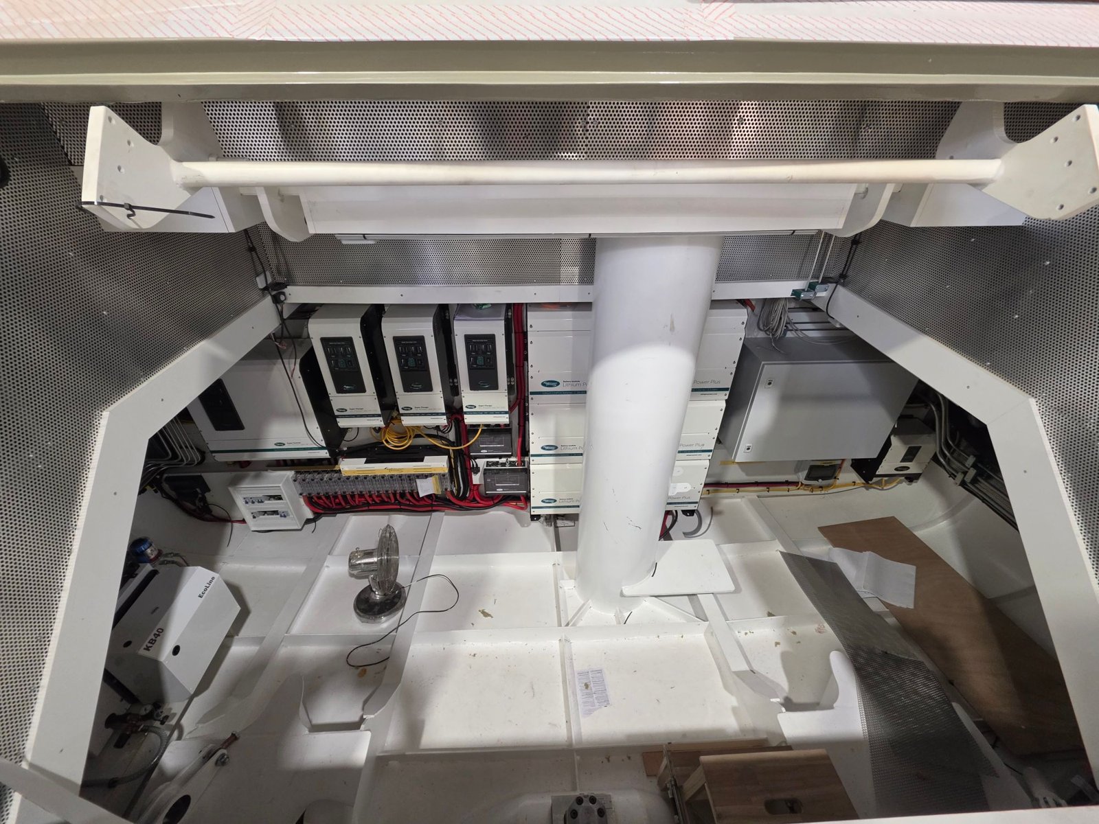 Technische ruimte met lithiumaccu's, acculaders en gebundelde bekabeling
