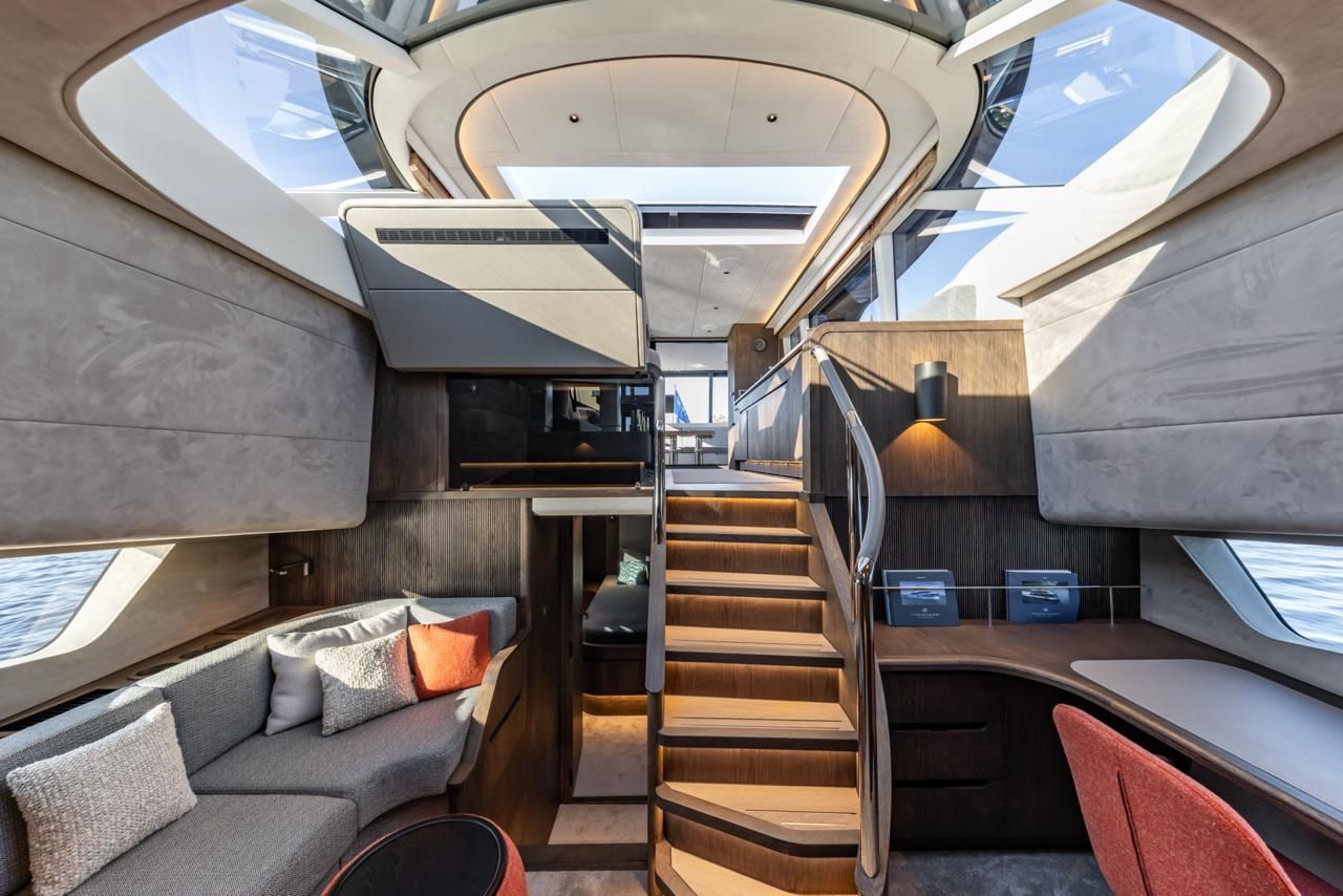Interieur van de Steeler Enigma 50 met split-level trap, walnoothout en glazen dak