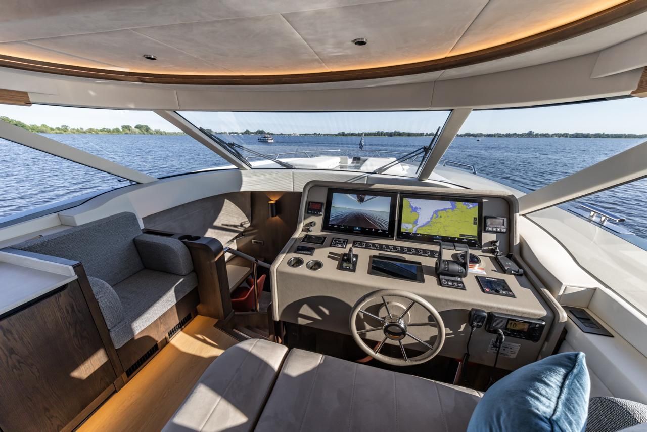 Stuurstand van de Steeler Enigma 50 met twee grote navigatieschermen en rondom zicht