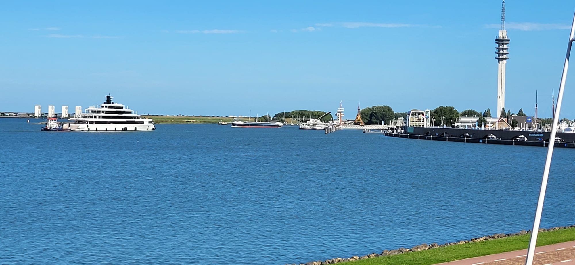 Feadship Ulysses 2 op het Markermeer met de Bataviahaven van Lelystad op de voorgrond