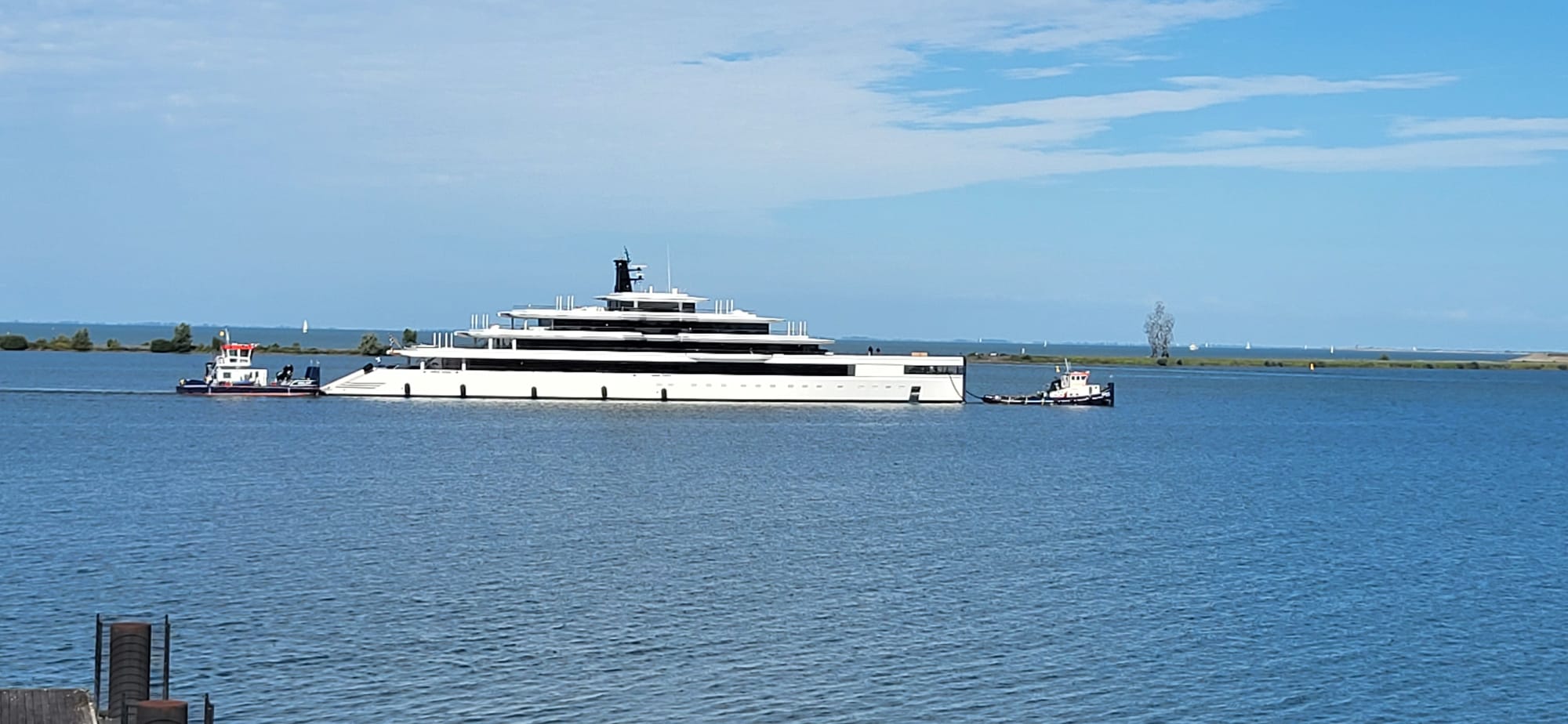 De Feadship Ulysses 2 op het wijde Markermeer onder een blauwe lucht