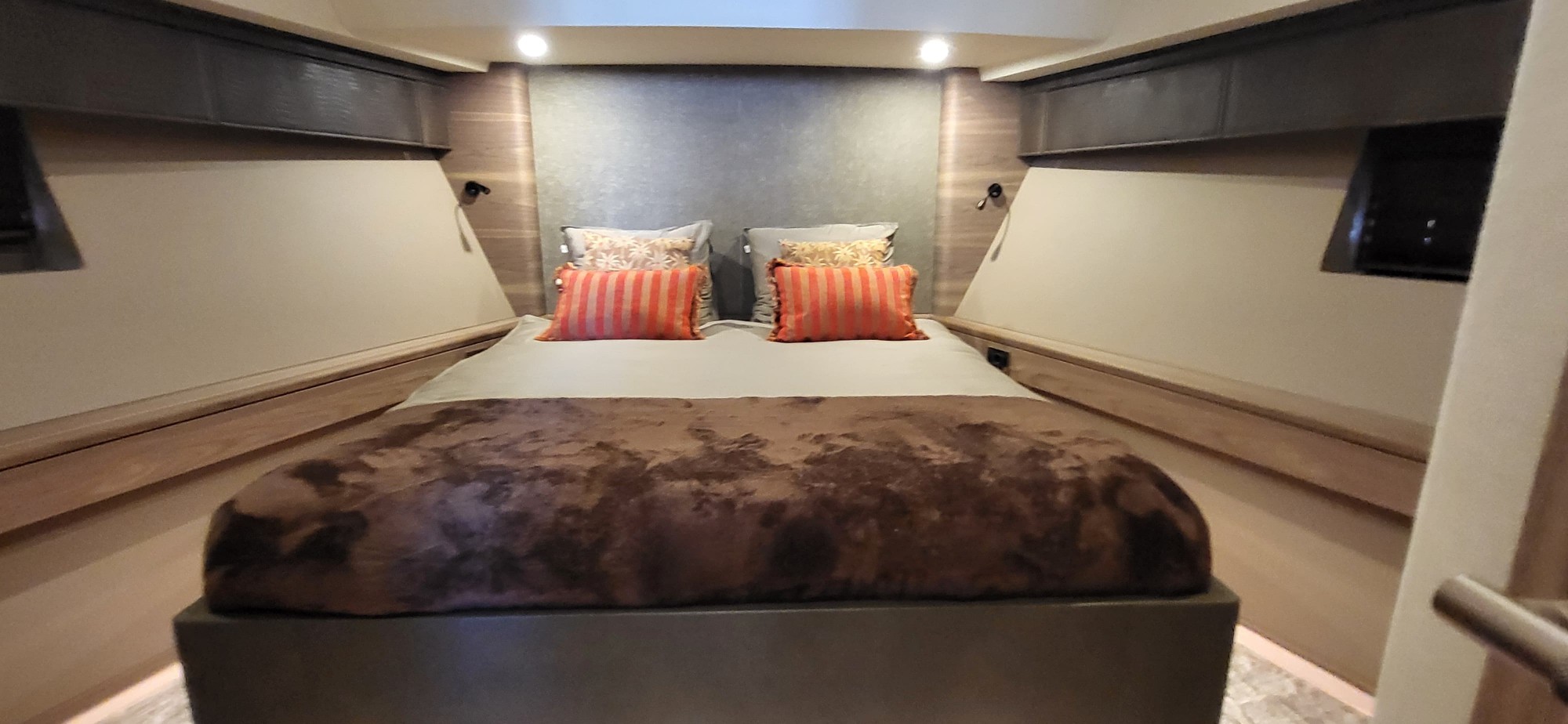 Gastenhut voorin de VDH SF 65 met loopruimte rondom het bed