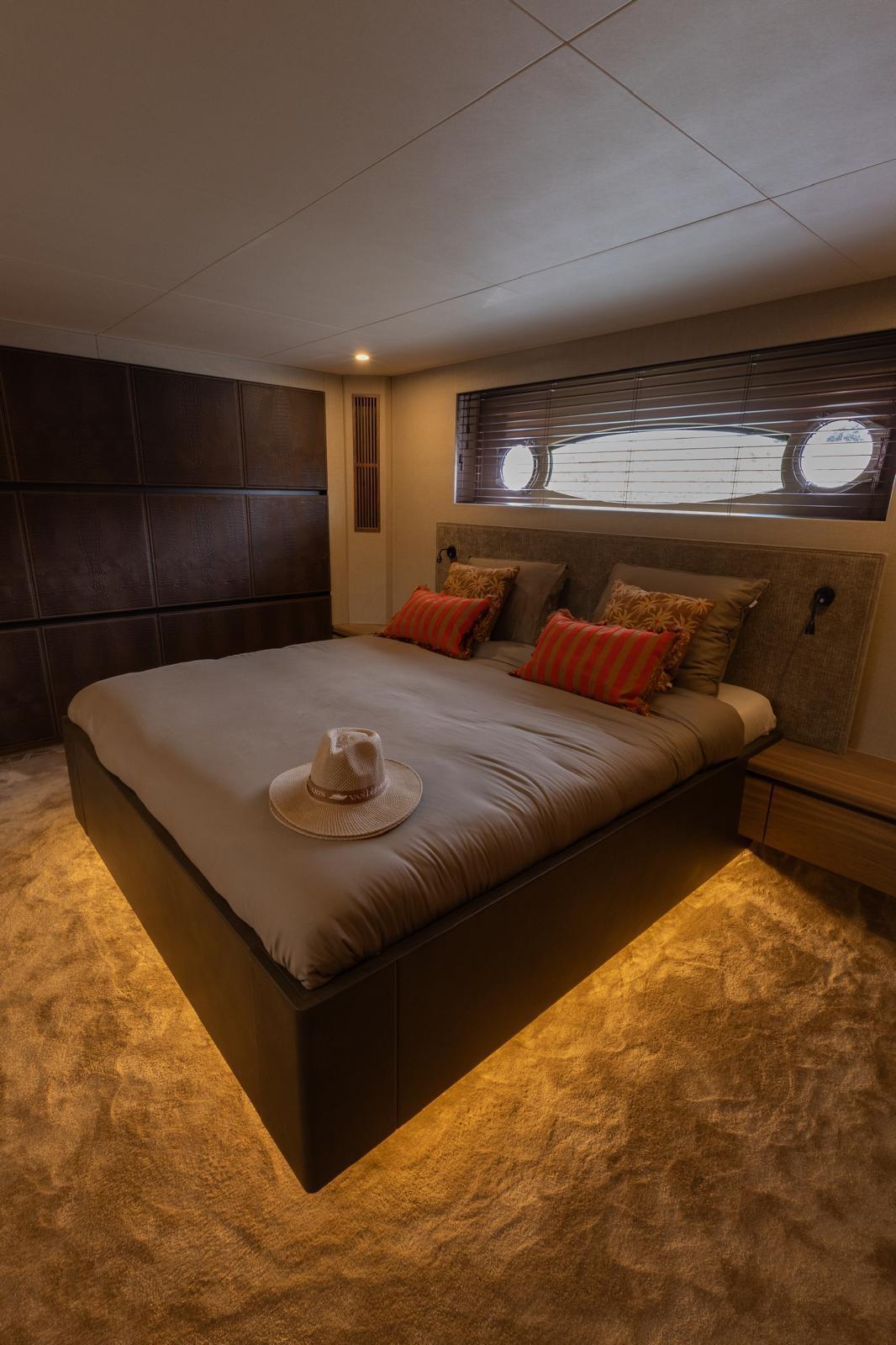 Sfeerbeeld van de masterhut in de VDH SF 65 met verlicht vrijstaand bed