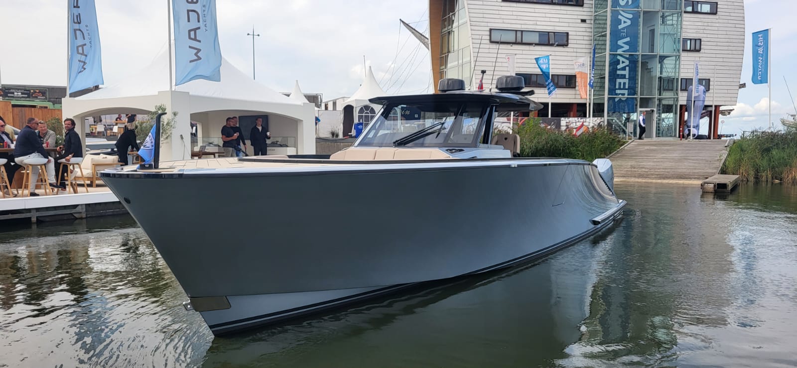Boeg van de Wajer 44 Outboard bij de stand van Wajer Yachts
