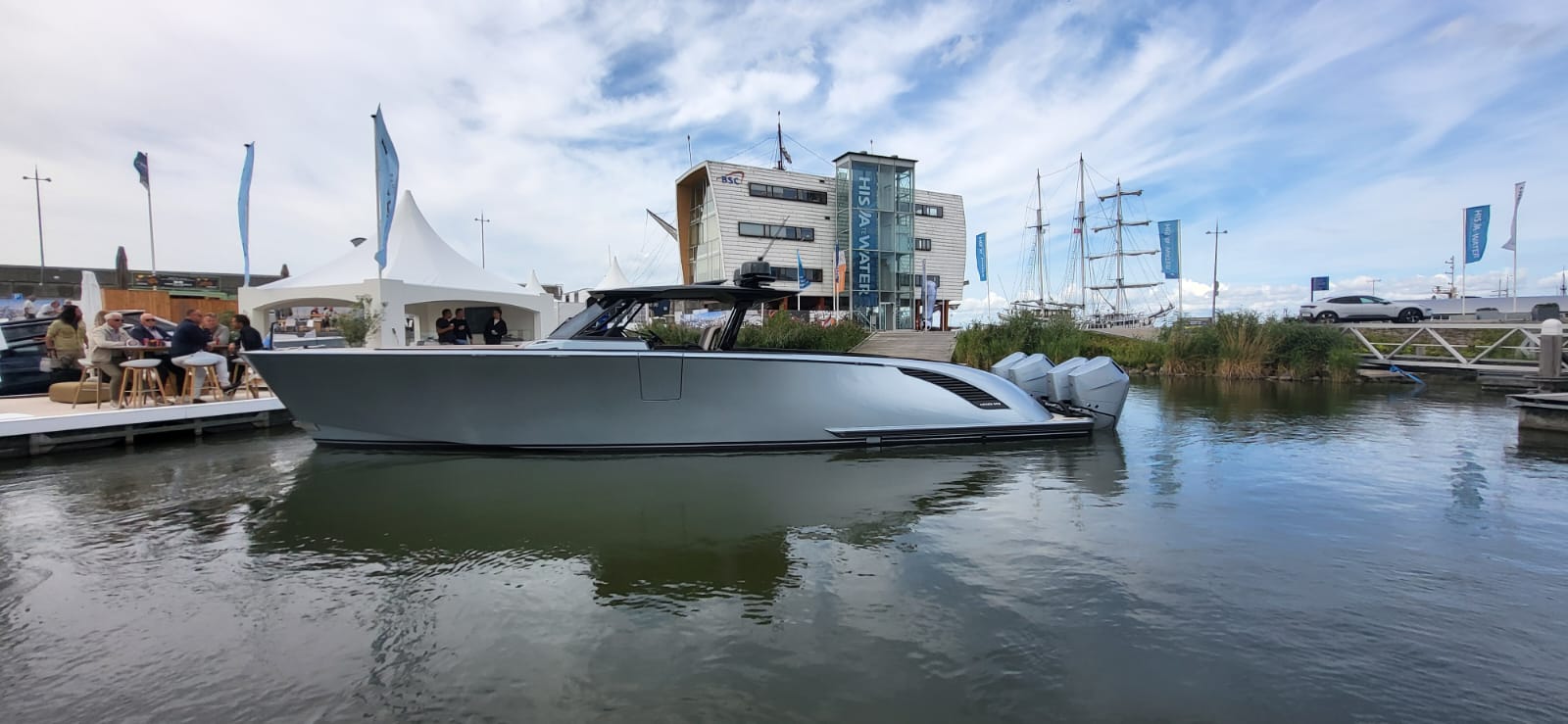 Een kijkje bij de Wajer 44 Outboard: viermaal Mercury V10 aan de spiegel op de HISWA