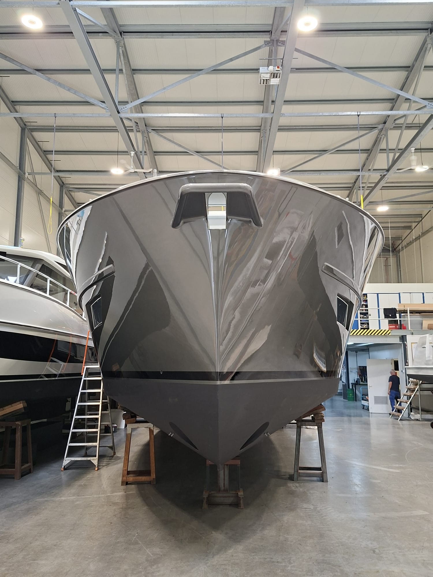 Hoogglans gespoten boeg van de Boarncruiser 48 Elegance Widebody in de bouwhal